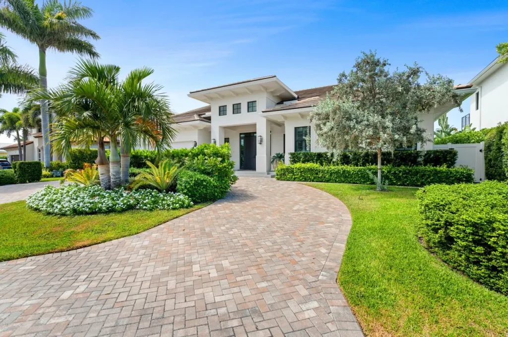 Custom Beachfront Home vs. Pre-Built: What’s Right for You?