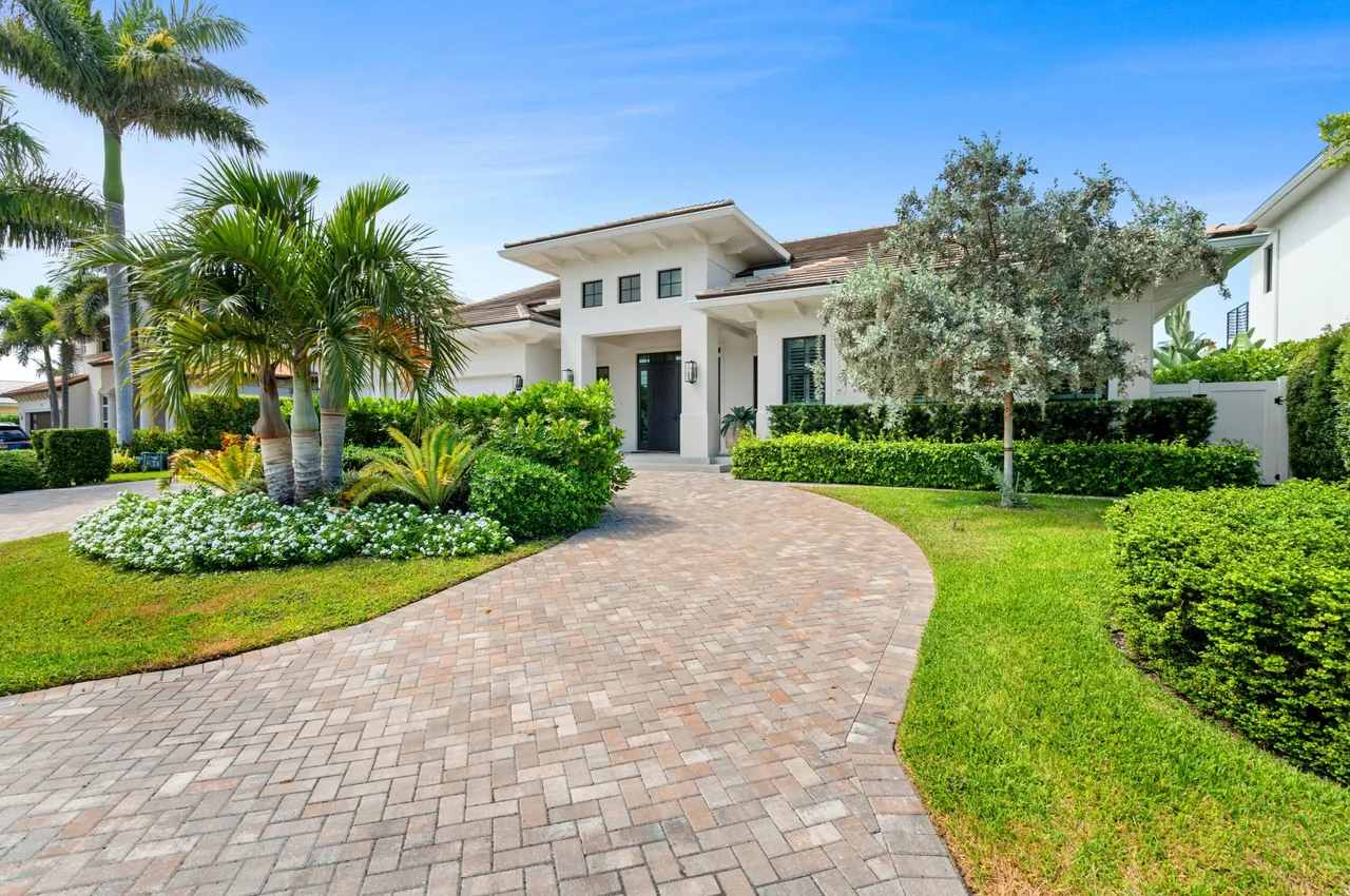 Custom Beachfront Home vs. Pre-Built: What’s Right for You?